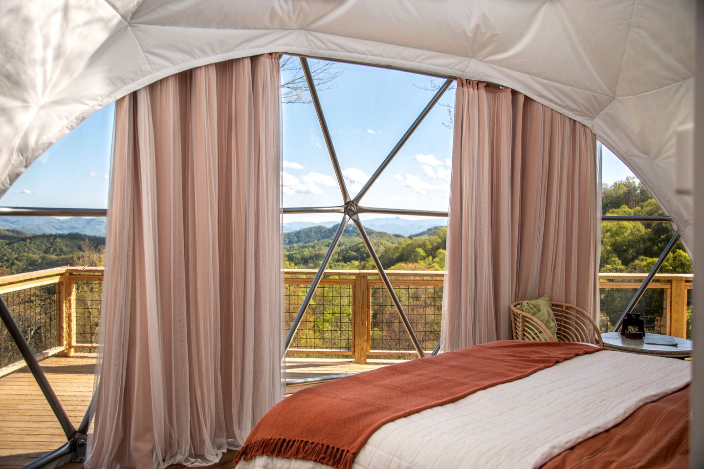 Luxury Geodesic Mountain Dome with Hot Tub in the Vero Mountains, North Carolina