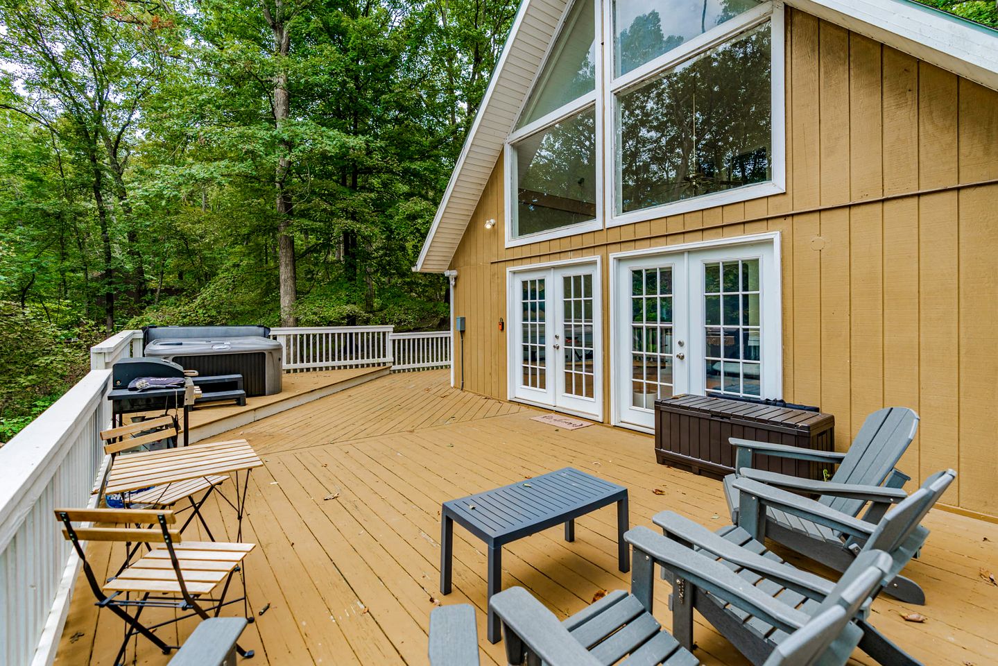 Secluded Chalet-Cabin with Hot Tub, Fire Pit, Deck and Grill - the Perfect Place to Relax in Gerrardstown, WV