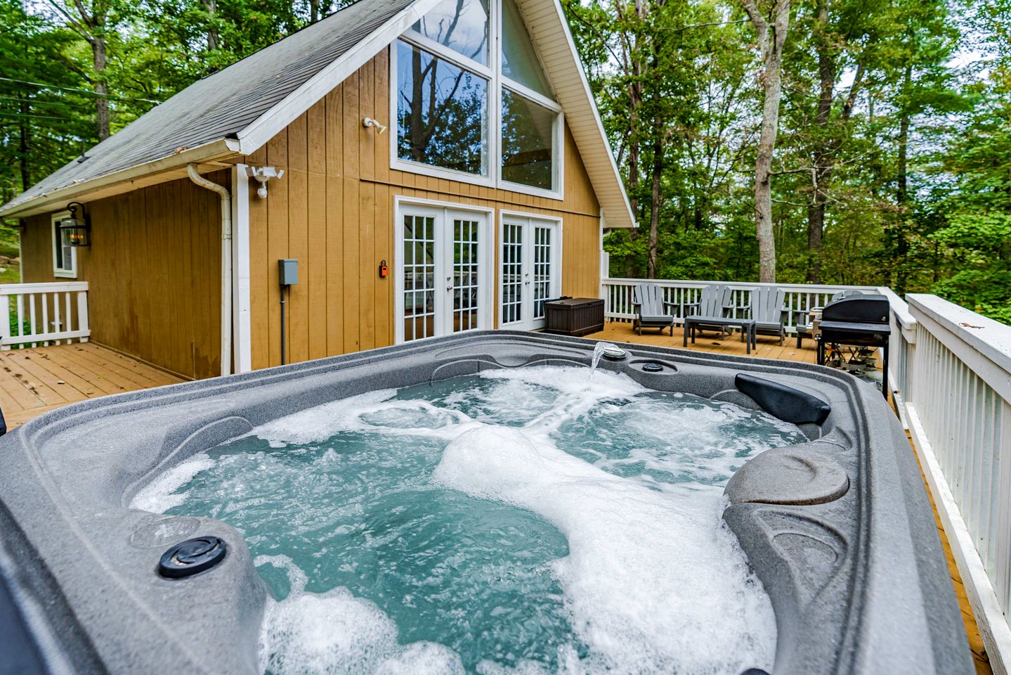 Secluded Chalet-Cabin with Hot Tub, Fire Pit, Deck and Grill - the Perfect Place to Relax in Gerrardstown, WV