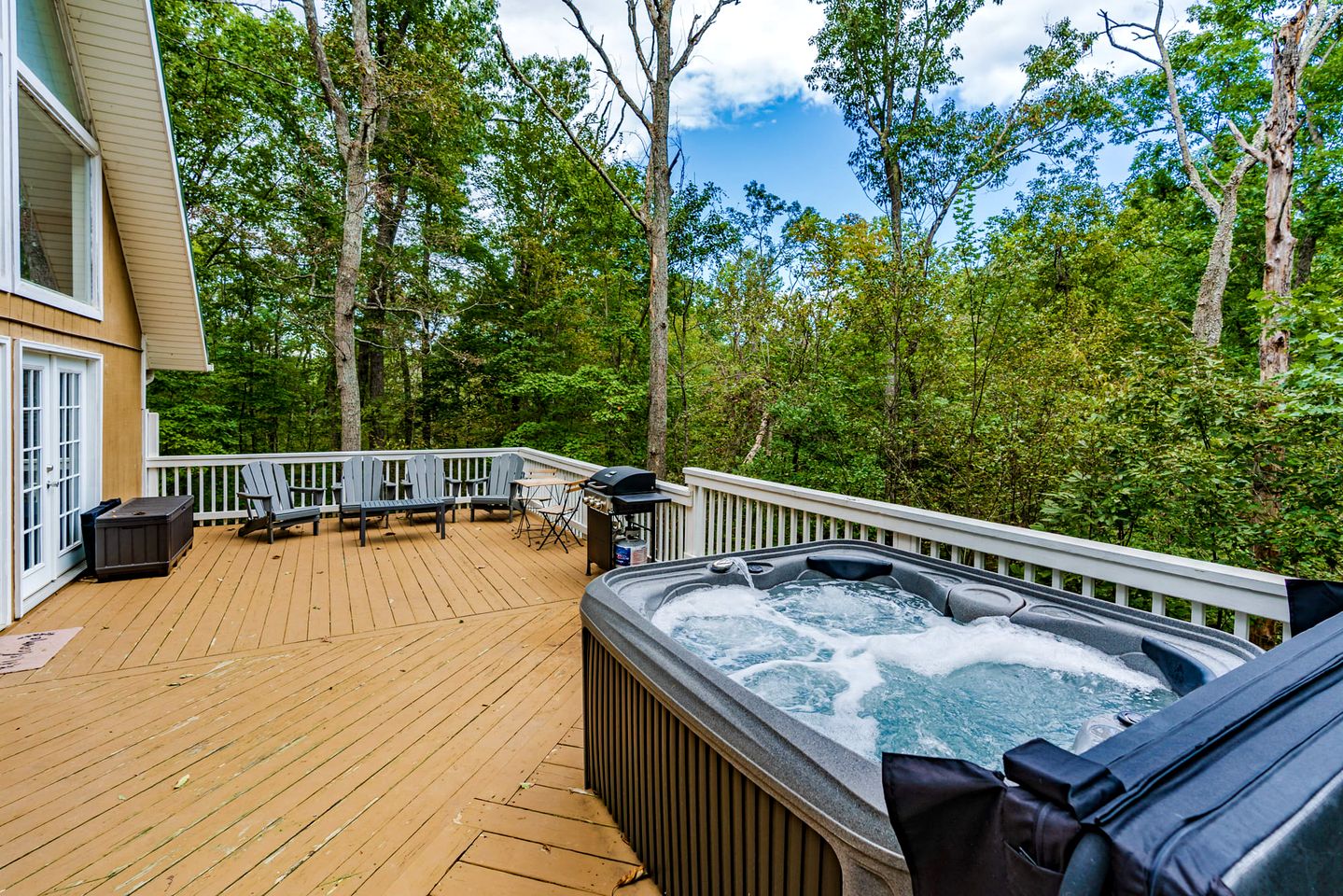 Secluded Chalet-Cabin with Hot Tub, Fire Pit, Deck and Grill - the Perfect Place to Relax in Gerrardstown, WV