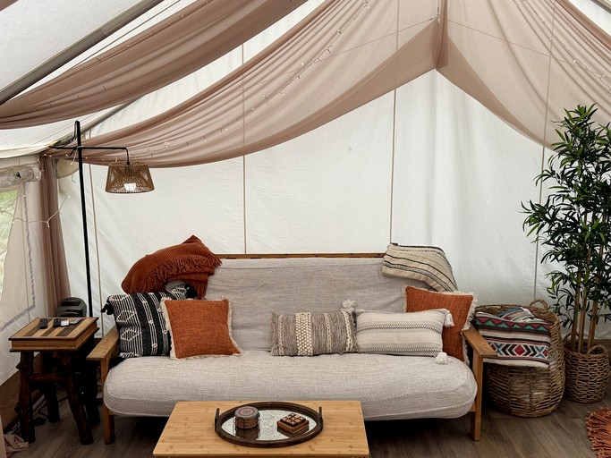 Luxury Canvas Retreat w/ Rain Shower & Firepit in Brush Prairie, Washington