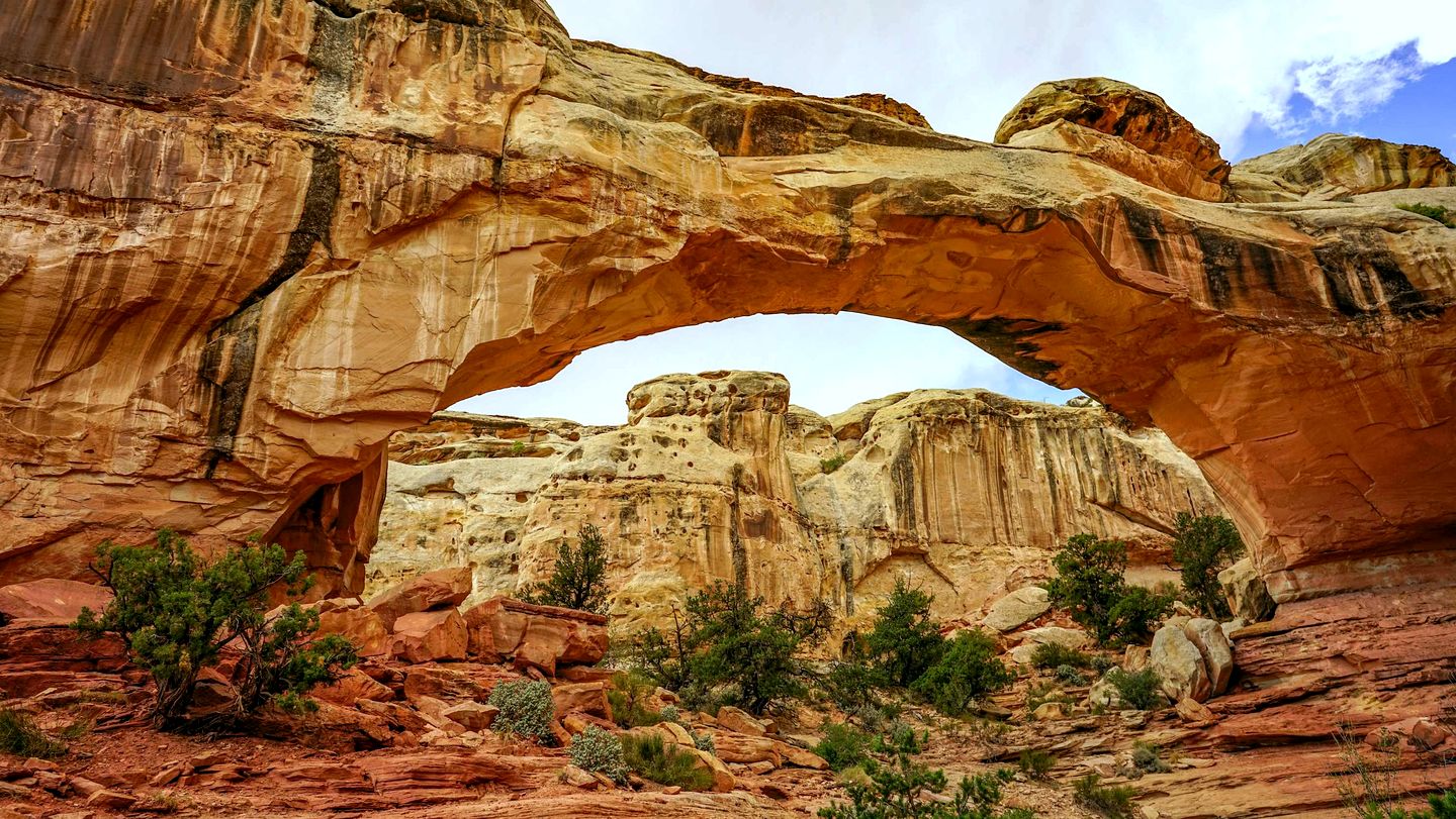 Contemporary Mirror Cabin Escape with Stargazing & Desert Views near Capitol Reef, Torrey Utah
