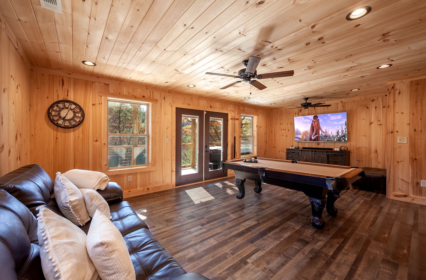 Breathtaking Pet Friendly Cabin with Hot-tub and Pool Table in Sevierville, Tennessee