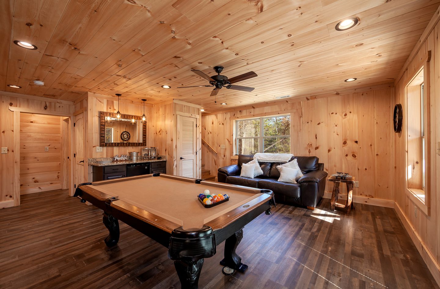 Breathtaking Pet Friendly Cabin with Hot-tub and Pool Table in Sevierville, Tennessee