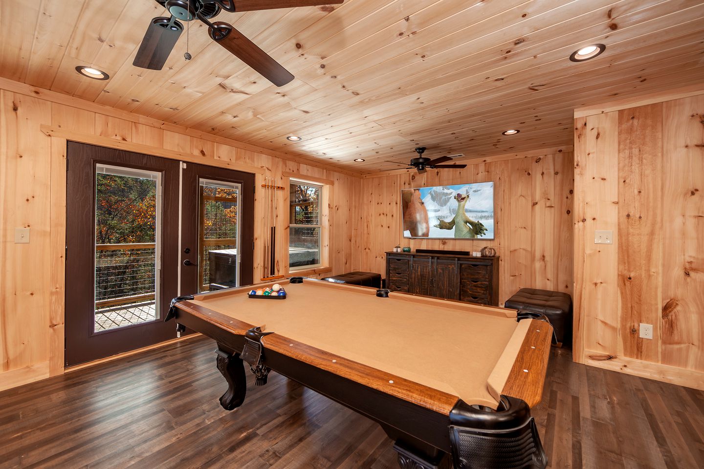 Breathtaking Pet Friendly Cabin with Hot-tub and Pool Table in Sevierville, Tennessee