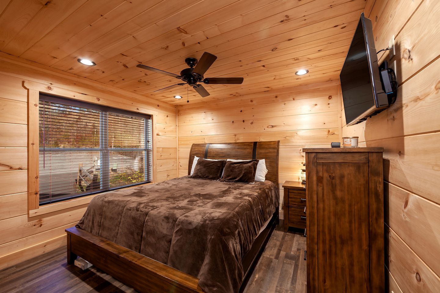 Breathtaking Pet Friendly Cabin with Hot-tub and Pool Table in Sevierville, Tennessee