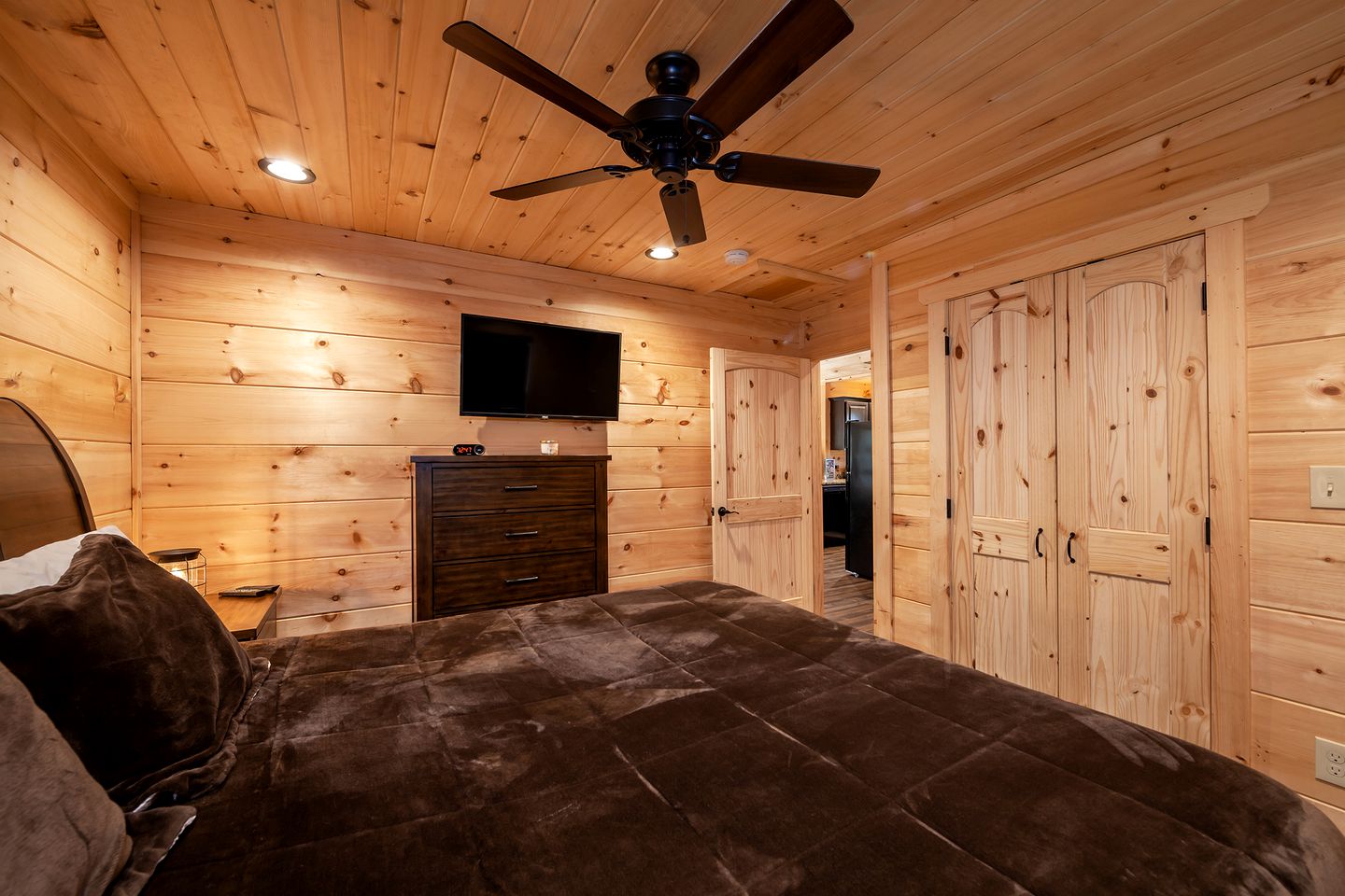 Breathtaking Pet Friendly Cabin with Hot-tub and Pool Table in Sevierville, Tennessee