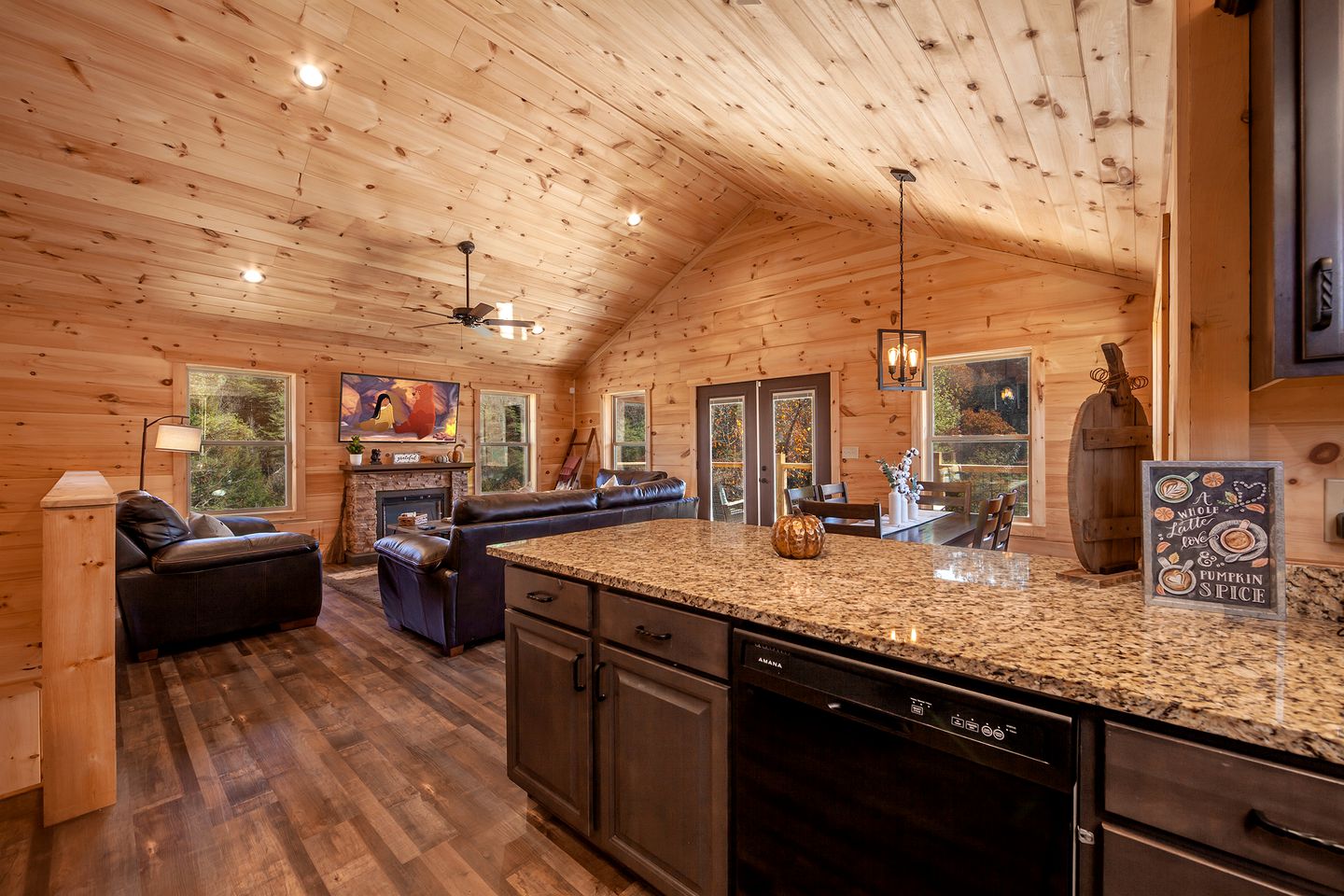 Breathtaking Pet Friendly Cabin with Hot-tub and Pool Table in Sevierville, Tennessee