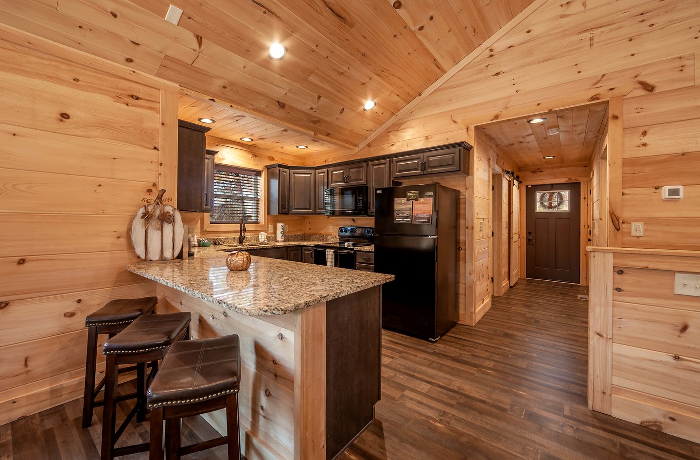 Breathtaking Pet Friendly Cabin with Hot-tub and Pool Table in Sevierville, Tennessee