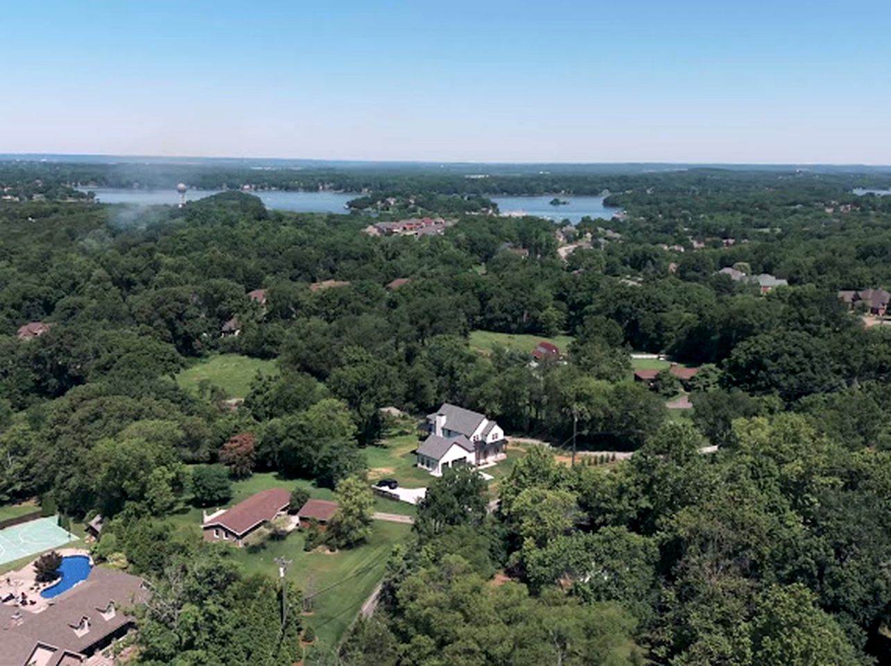 Beautiful Secluded Cottatge Nestled Amidst Trees in Mount Juliet, Tennessee