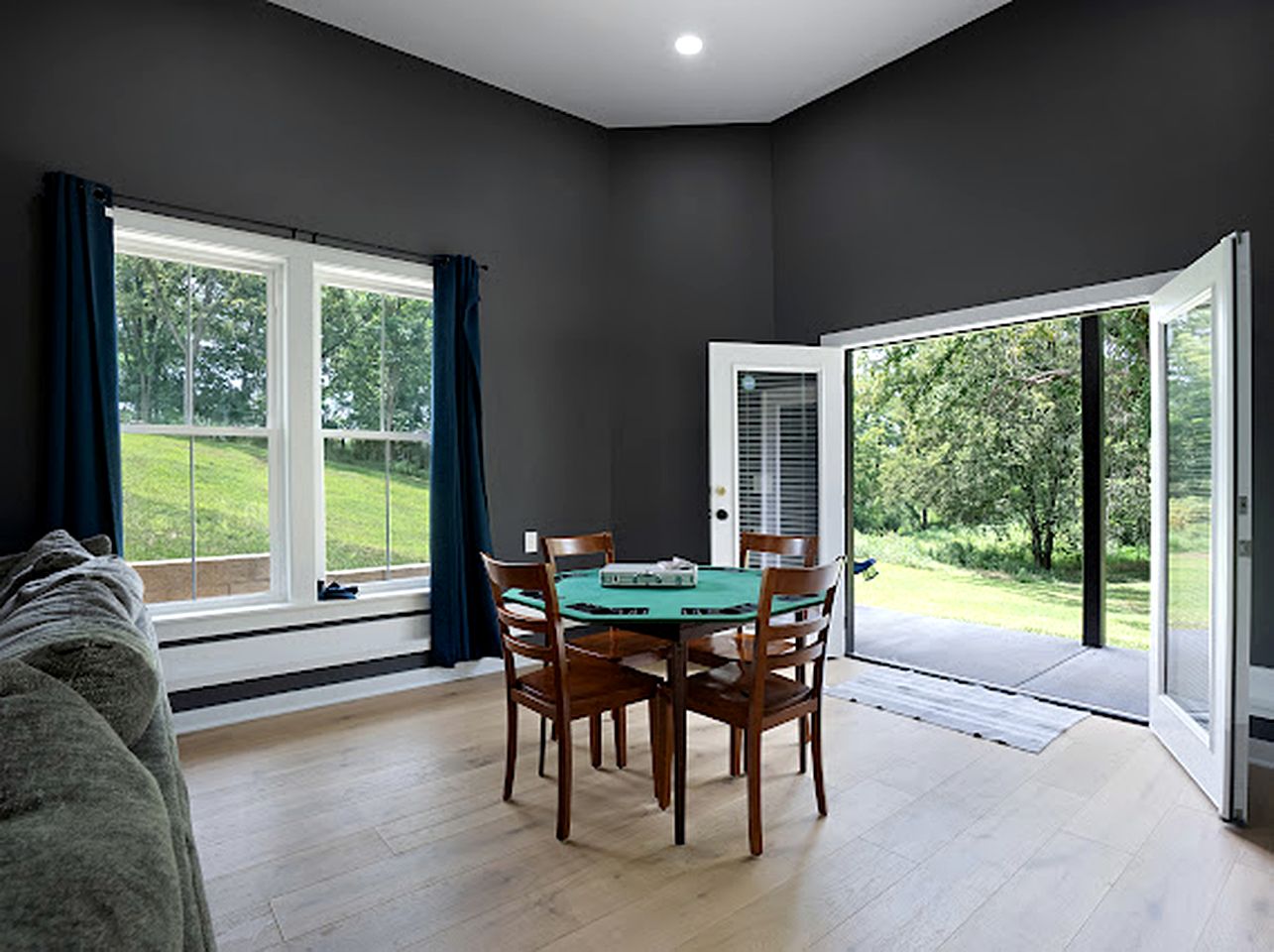 Beautiful Secluded Cottatge Nestled Amidst Trees in Mount Juliet, Tennessee