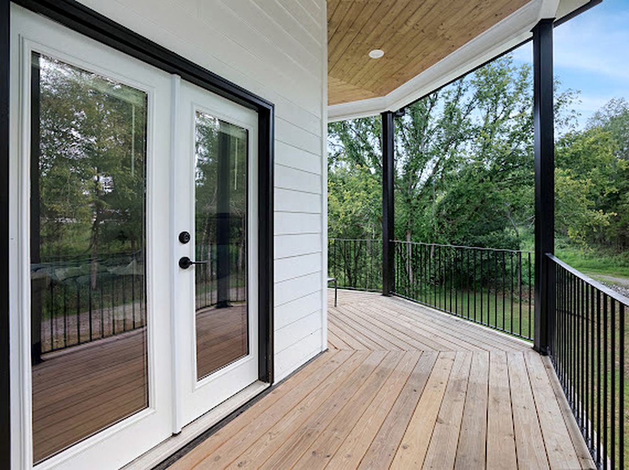 Beautiful Secluded Cottatge Nestled Amidst Trees in Mount Juliet, Tennessee