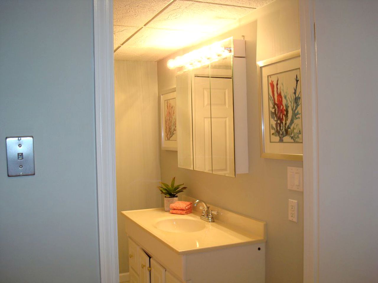 Charming Cottage Rental on the Shores of Lake Lanier in Gainesville, Georgia