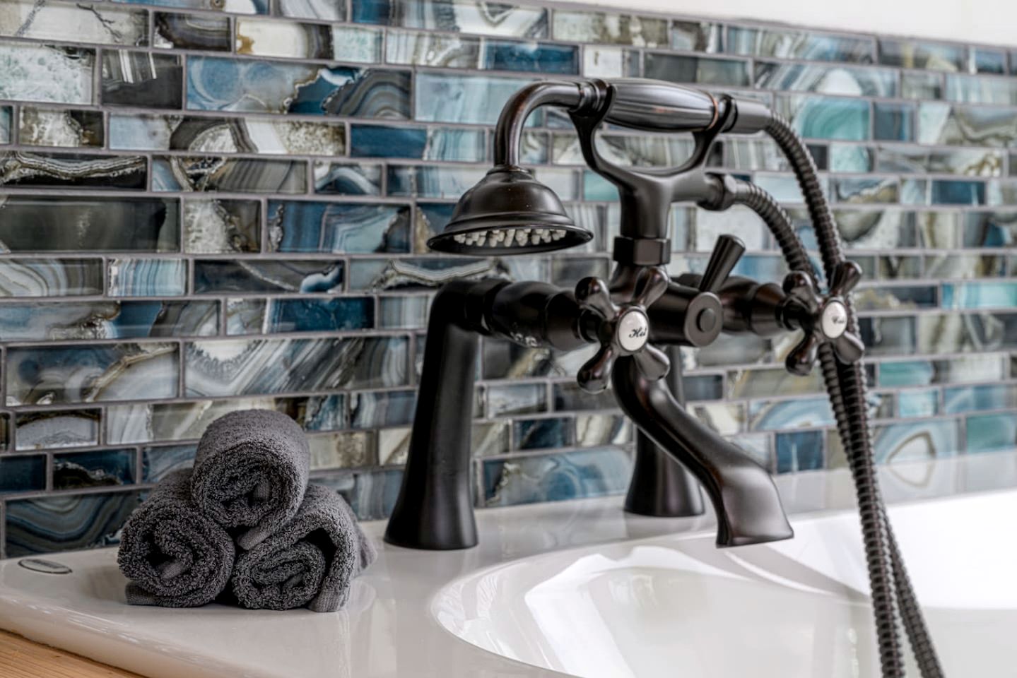 Luxury Lakefront Cabin with Breathtaking Living Spaces in New Hampshire