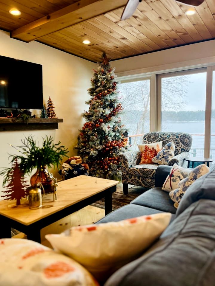 Luxury Lakefront Cabin with Breathtaking Living Spaces in New Hampshire