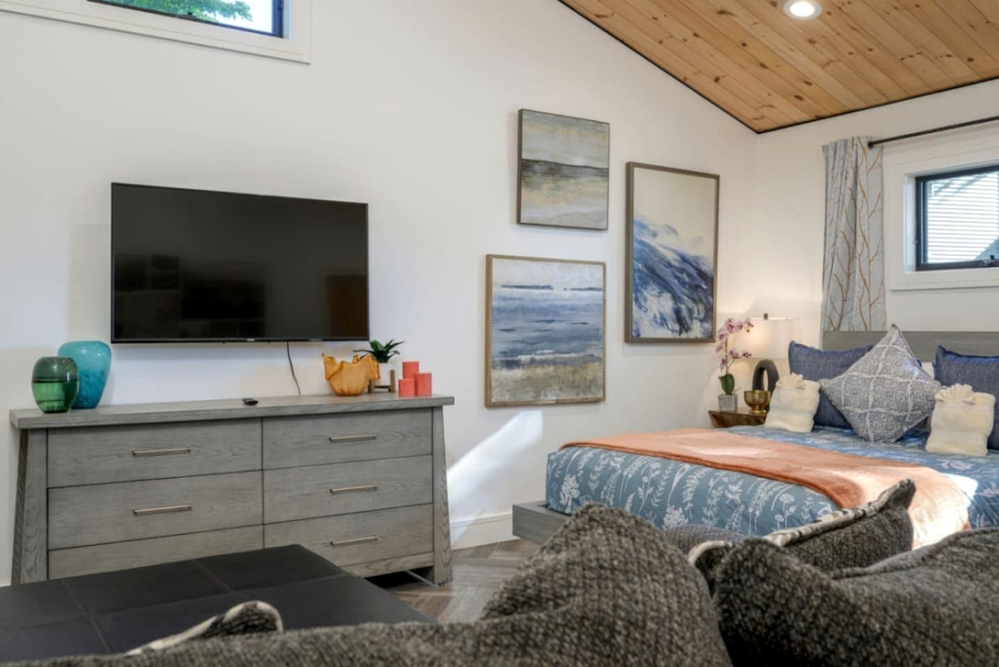 Luxury Lakefront Cabin with Breathtaking Living Spaces in New Hampshire