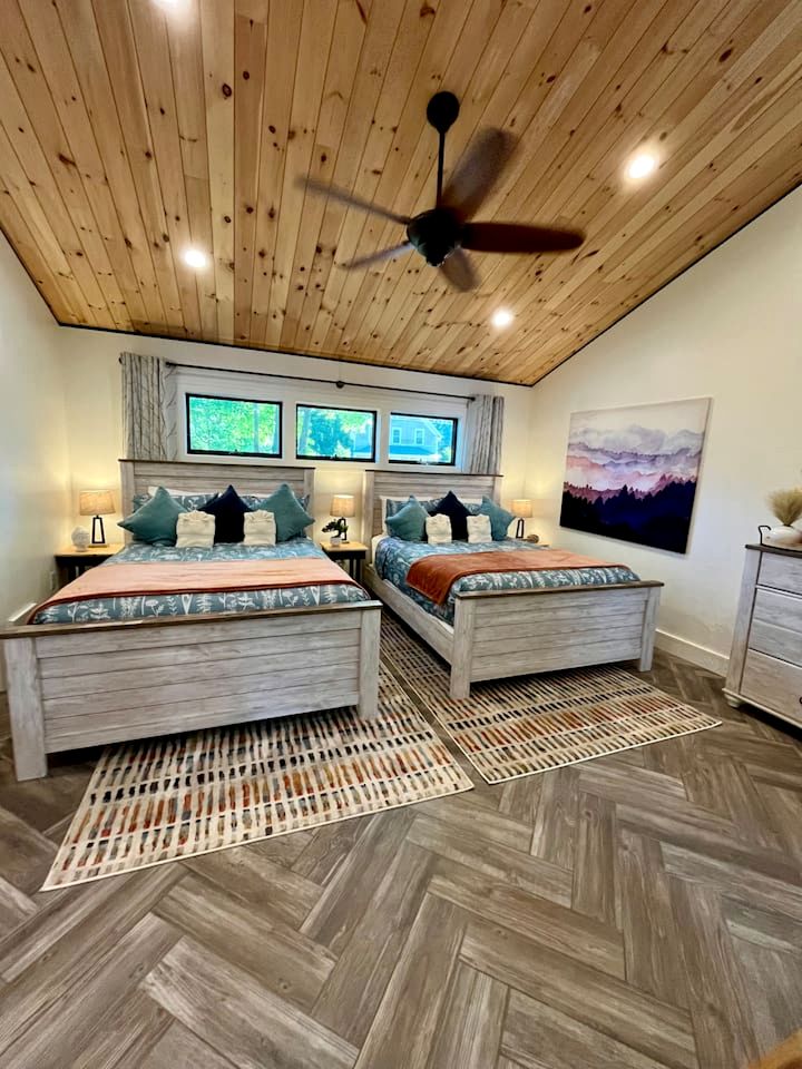 Luxury Lakefront Cabin with Breathtaking Living Spaces in New Hampshire