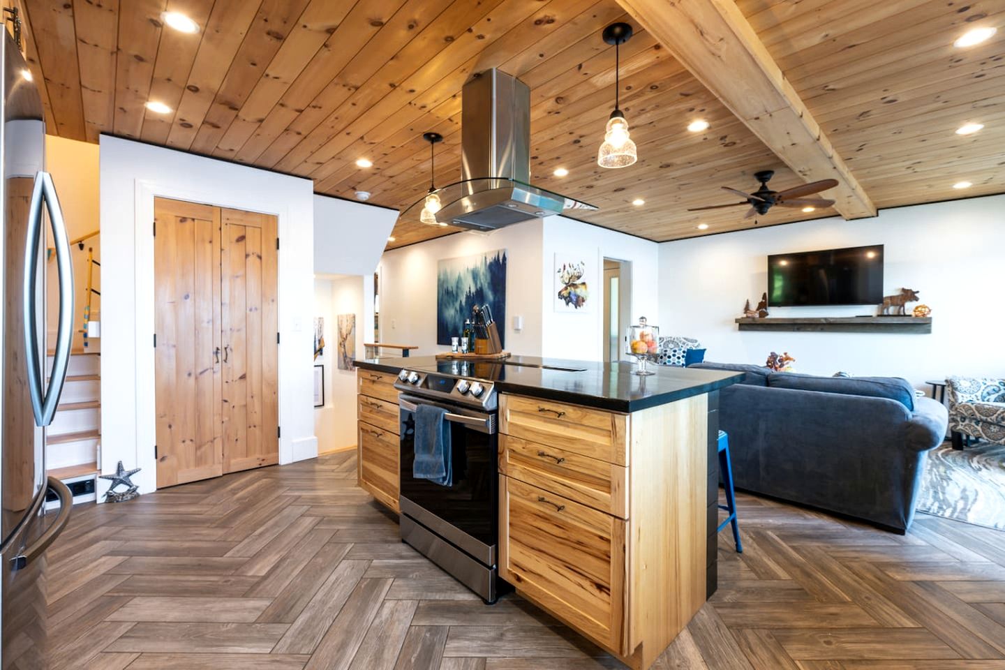 Luxury Lakefront Cabin with Breathtaking Living Spaces in New Hampshire