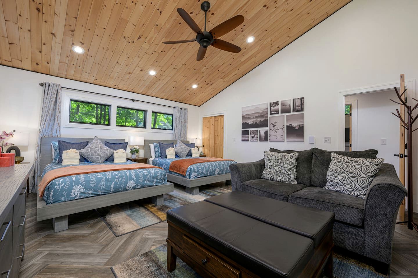 Luxury Lakefront Cabin with Breathtaking Living Spaces in New Hampshire