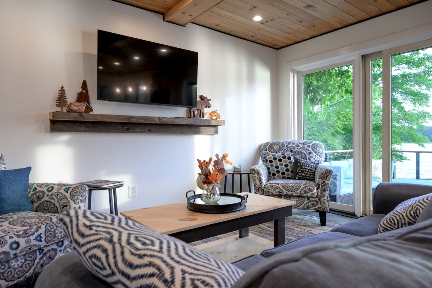 Luxury Lakefront Cabin with Breathtaking Living Spaces in New Hampshire