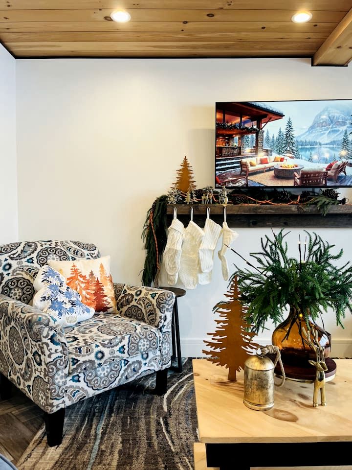 Luxury Lakefront Cabin with Breathtaking Living Spaces in New Hampshire