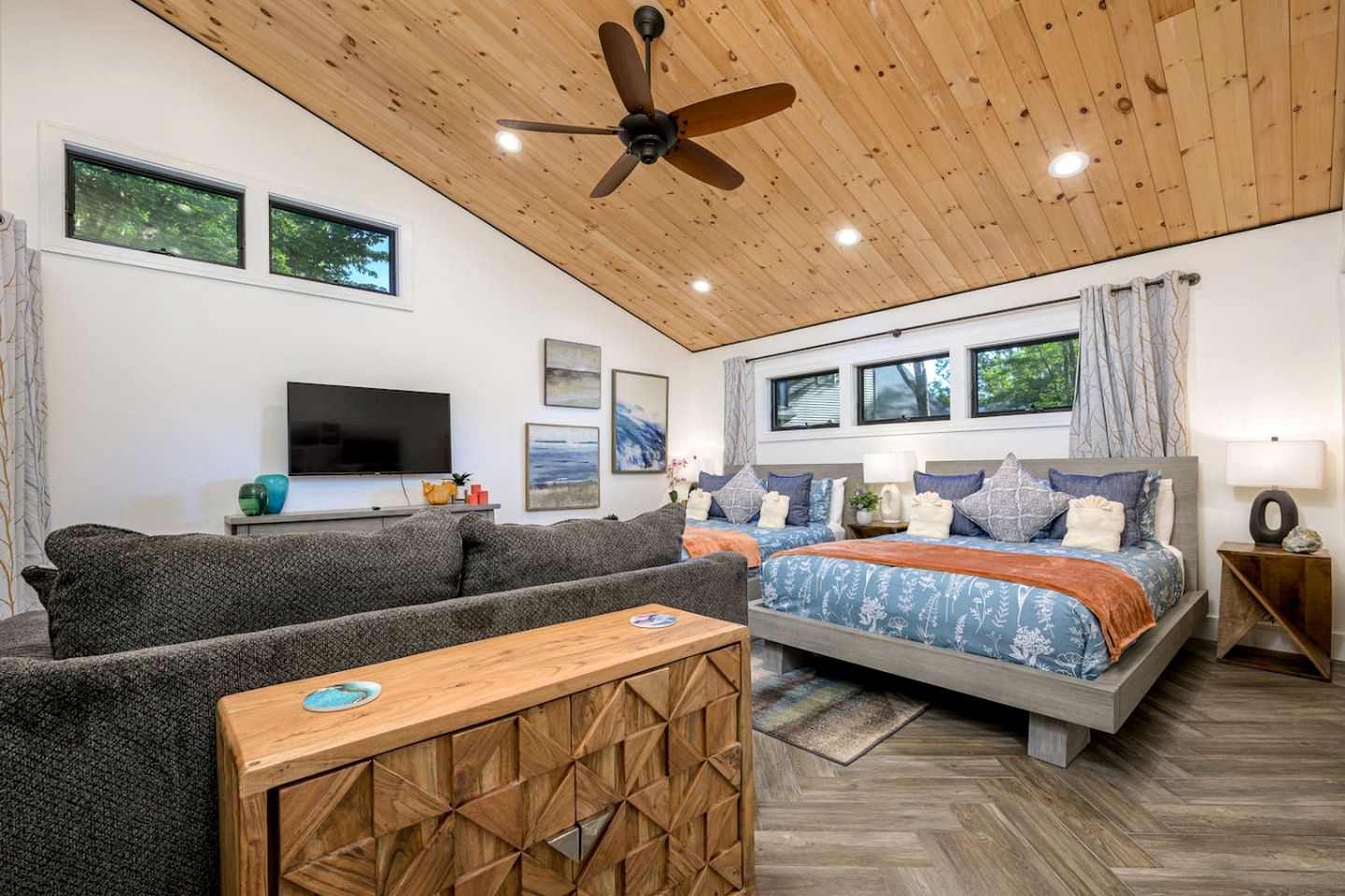 Luxury Lakefront Cabin with Breathtaking Living Spaces in New Hampshire