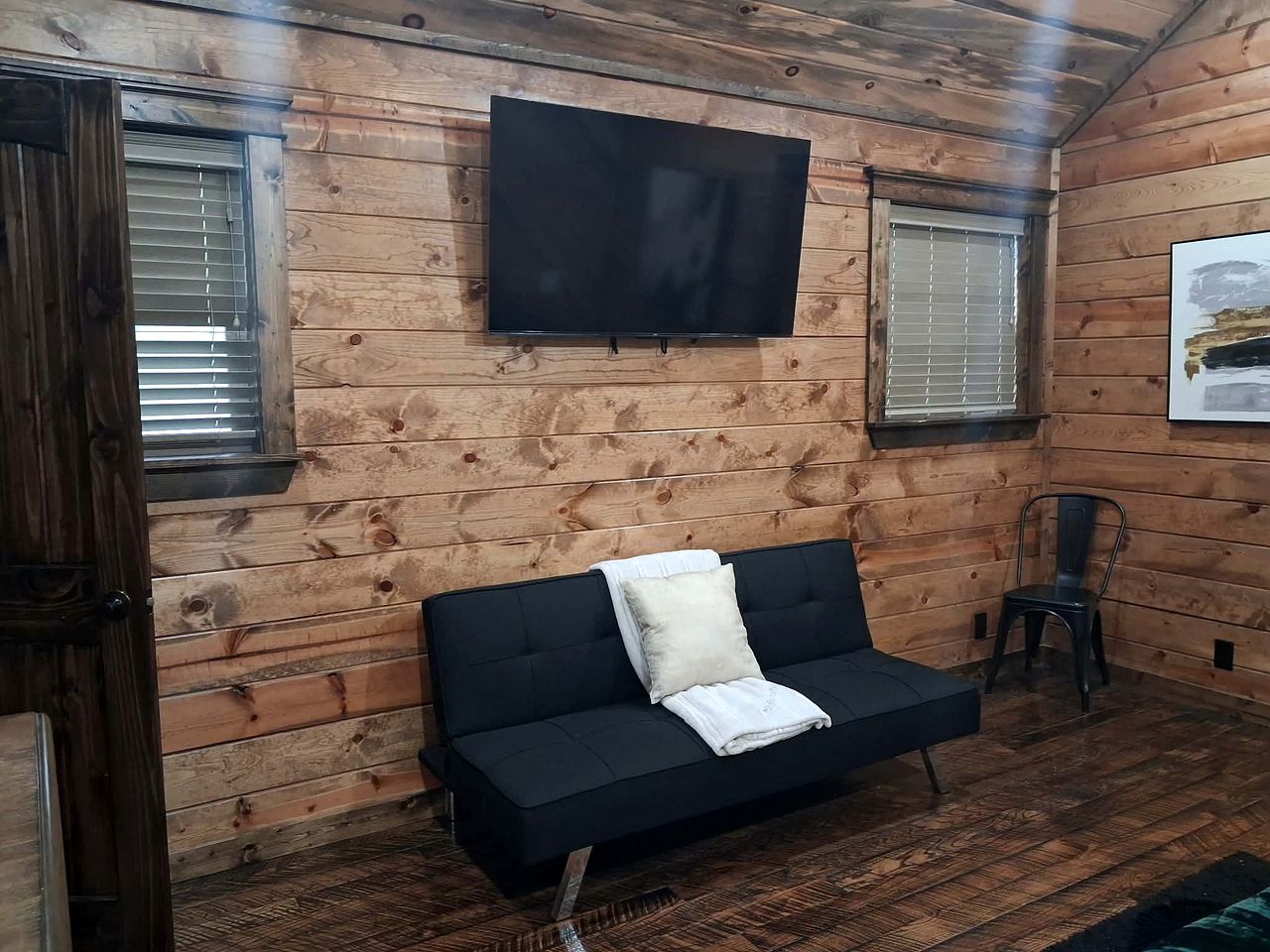 Luxury Lodge with Hot Tub, Pool & Game Room near Broken Bow Lake – Hochatown, OK