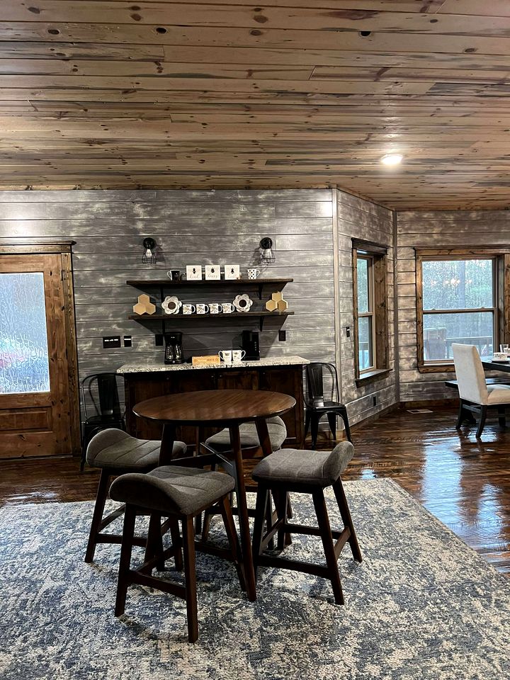 Luxury Lodge with Hot Tub, Pool & Game Room near Broken Bow Lake – Hochatown, OK