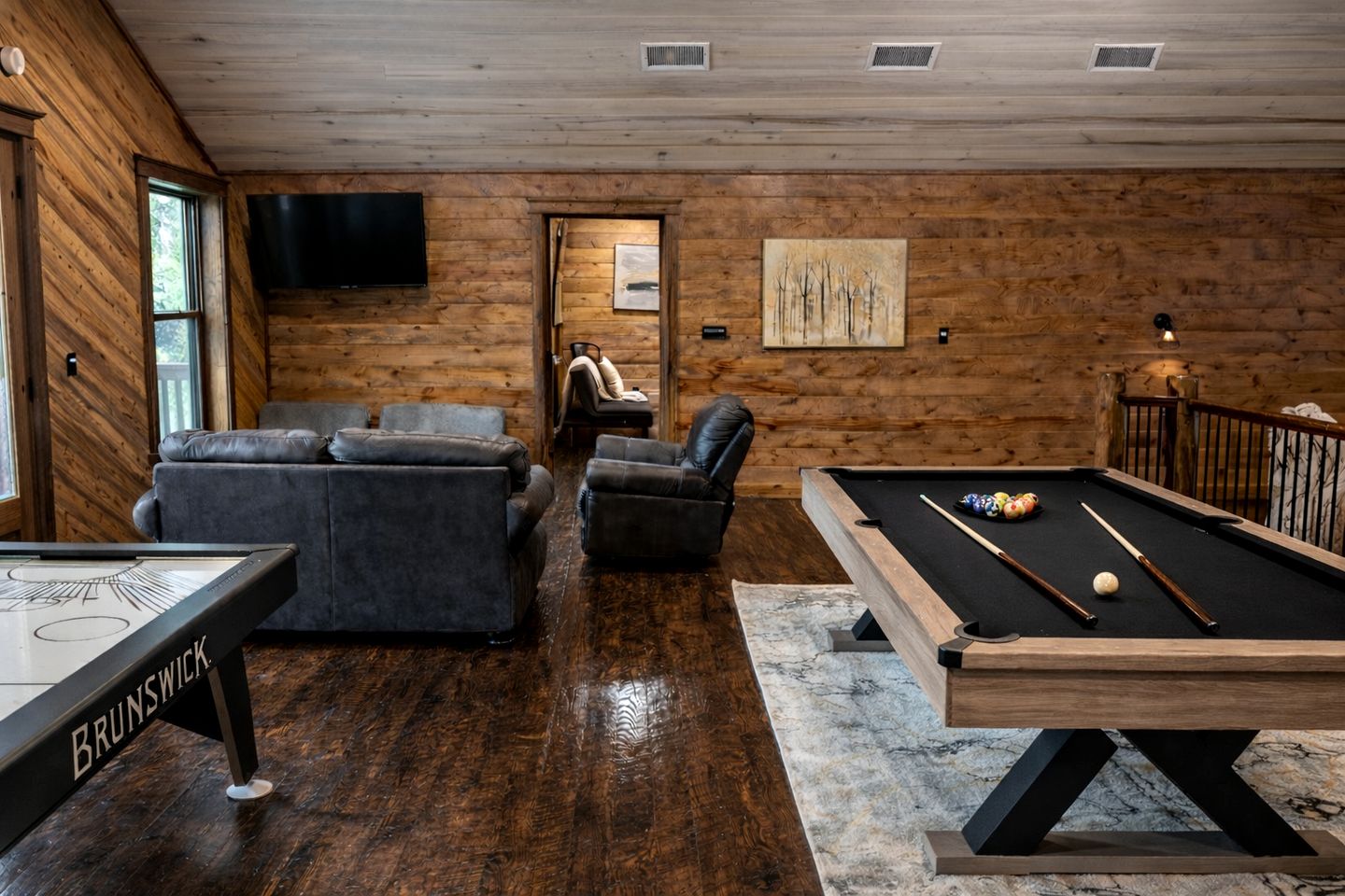 Luxury Lodge with Hot Tub, Pool & Game Room near Broken Bow Lake – Hochatown, OK