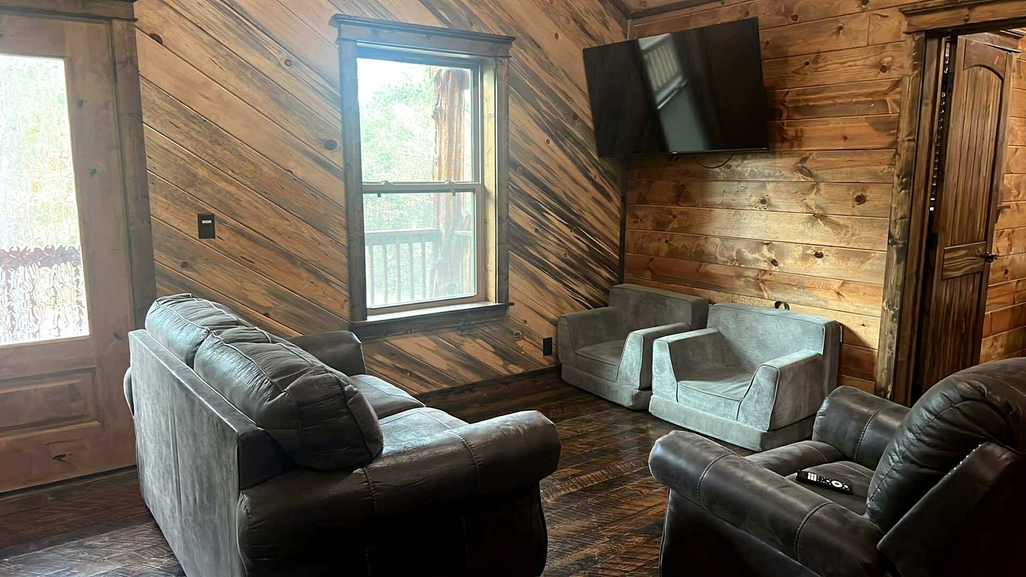 Luxury Lodge with Hot Tub, Pool & Game Room near Broken Bow Lake – Hochatown, OK