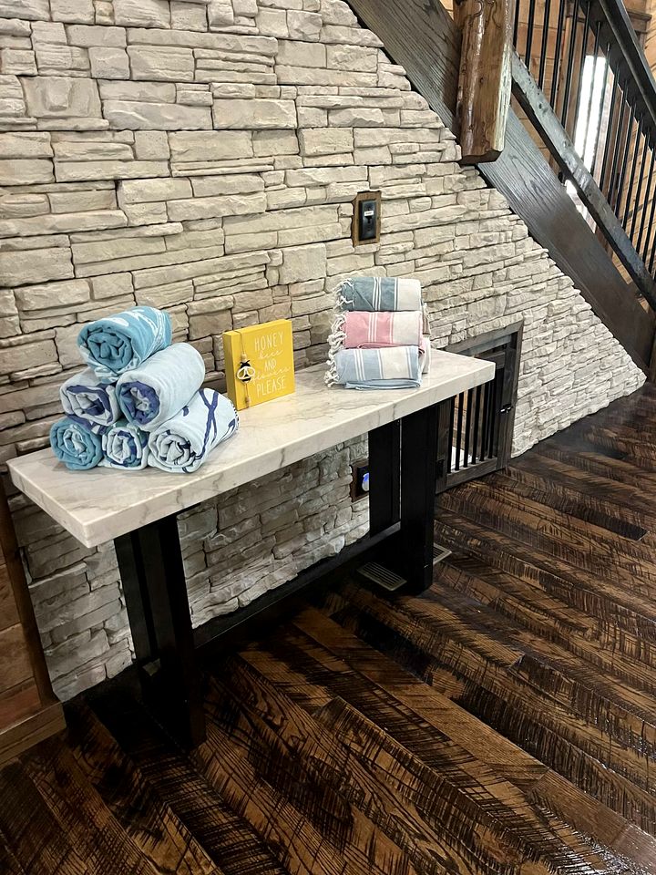 Luxury Lodge with Hot Tub, Pool & Game Room near Broken Bow Lake – Hochatown, OK