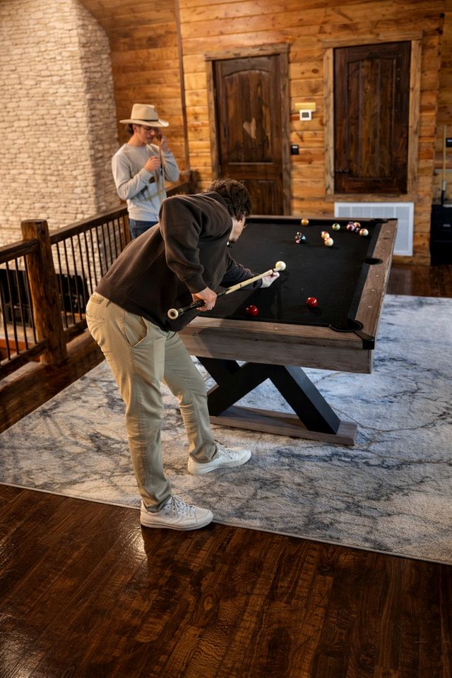 Luxury Lodge with Hot Tub, Pool & Game Room near Broken Bow Lake – Hochatown, OK