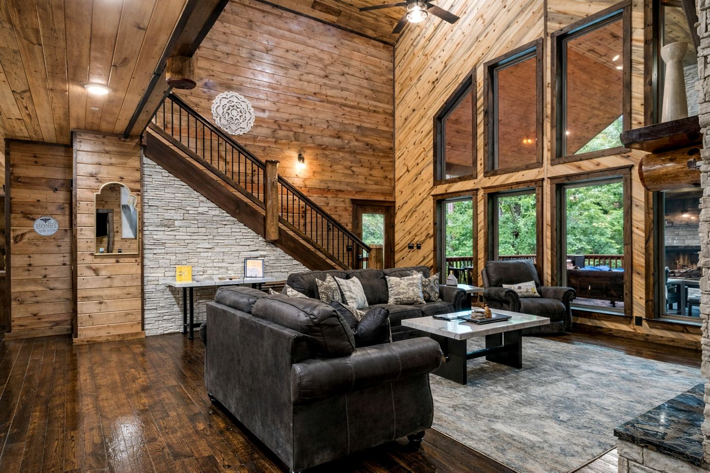 Luxury Lodge with Hot Tub, Pool & Game Room near Broken Bow Lake – Hochatown, OK