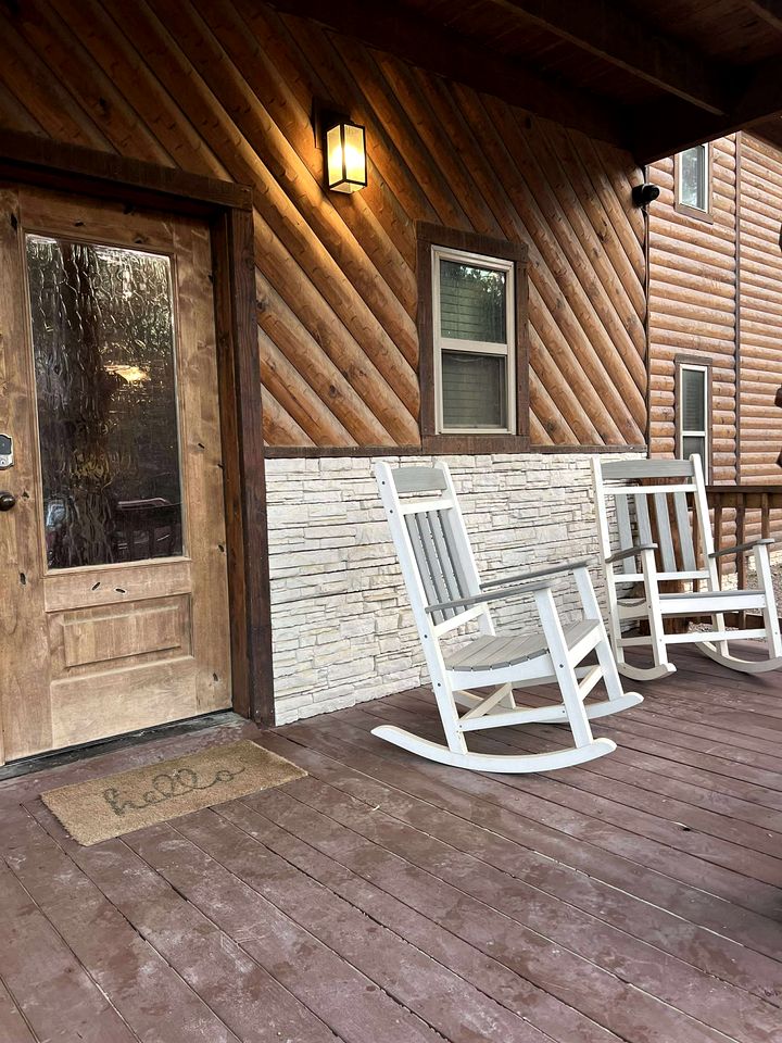 Luxury Lodge with Hot Tub, Pool & Game Room near Broken Bow Lake – Hochatown, OK