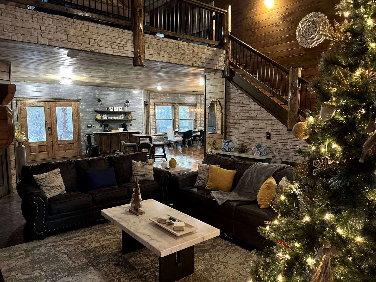 Luxury Lodge with Hot Tub, Pool & Game Room near Broken Bow Lake – Hochatown, OK