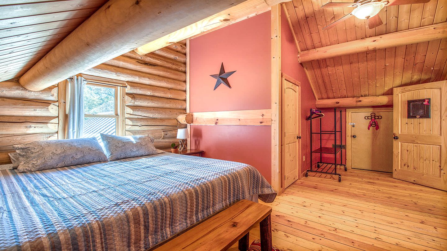 Luxury Log Cabin with Movie Room & Firepit near Sylva, North Carolina