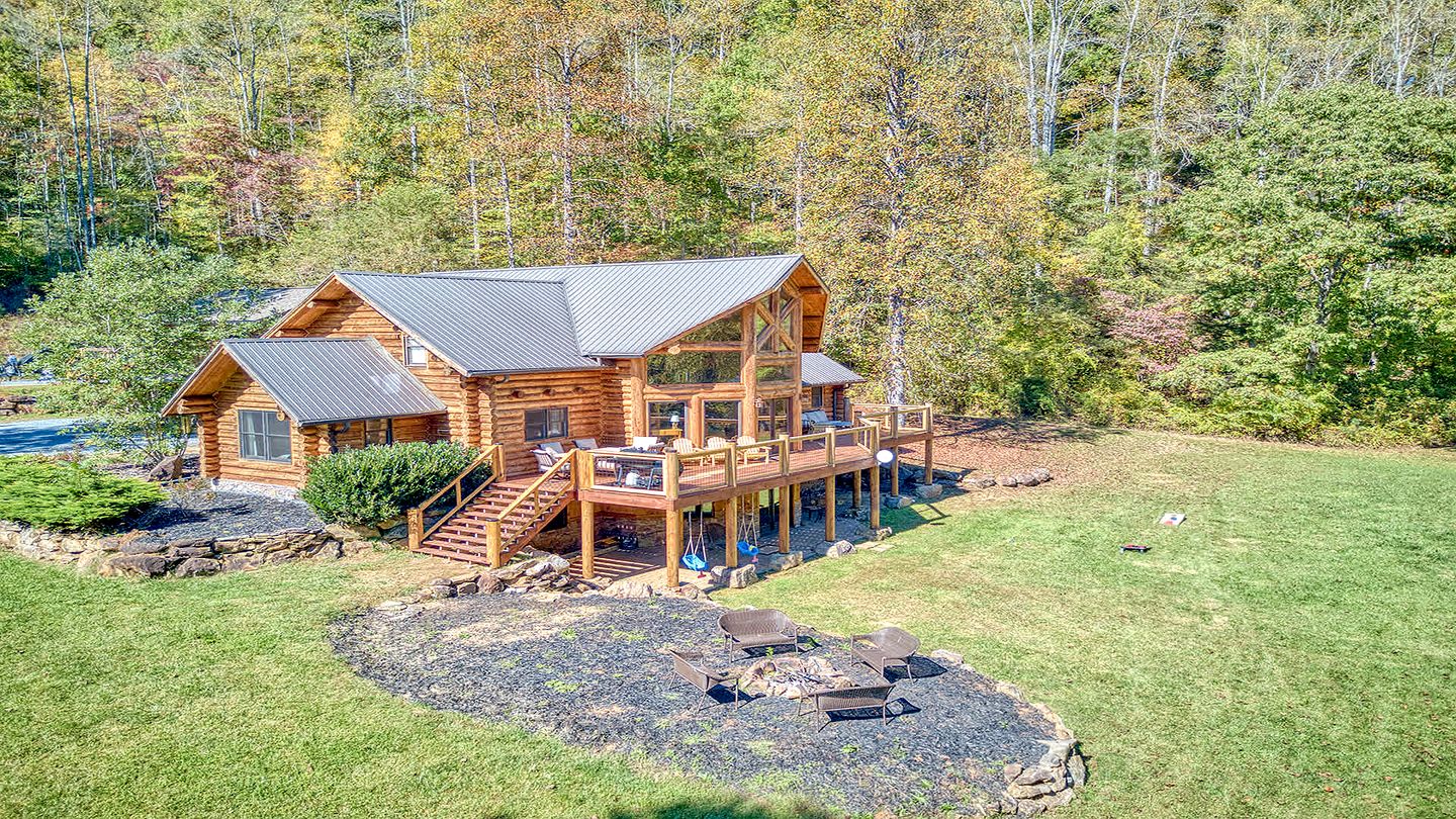 Luxury Log Cabin with Movie Room & Firepit near Sylva, North Carolina