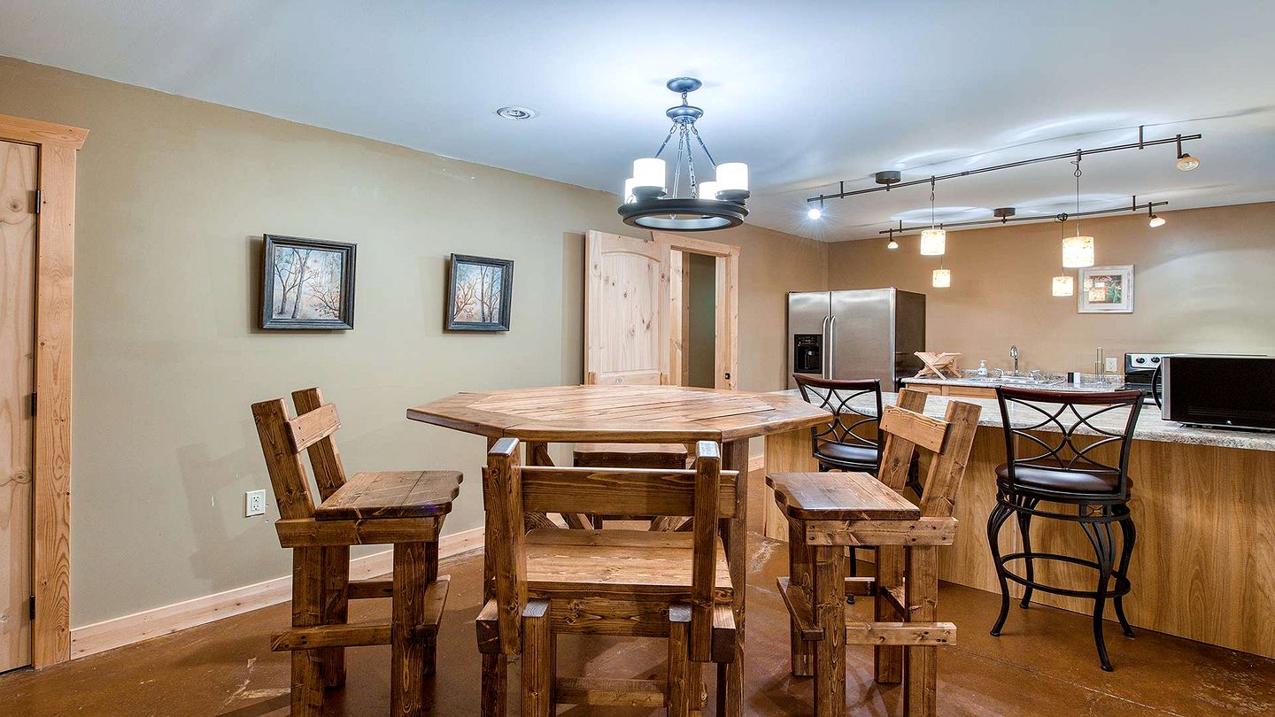 Luxury Log Cabin with Movie Room & Firepit near Sylva, North Carolina