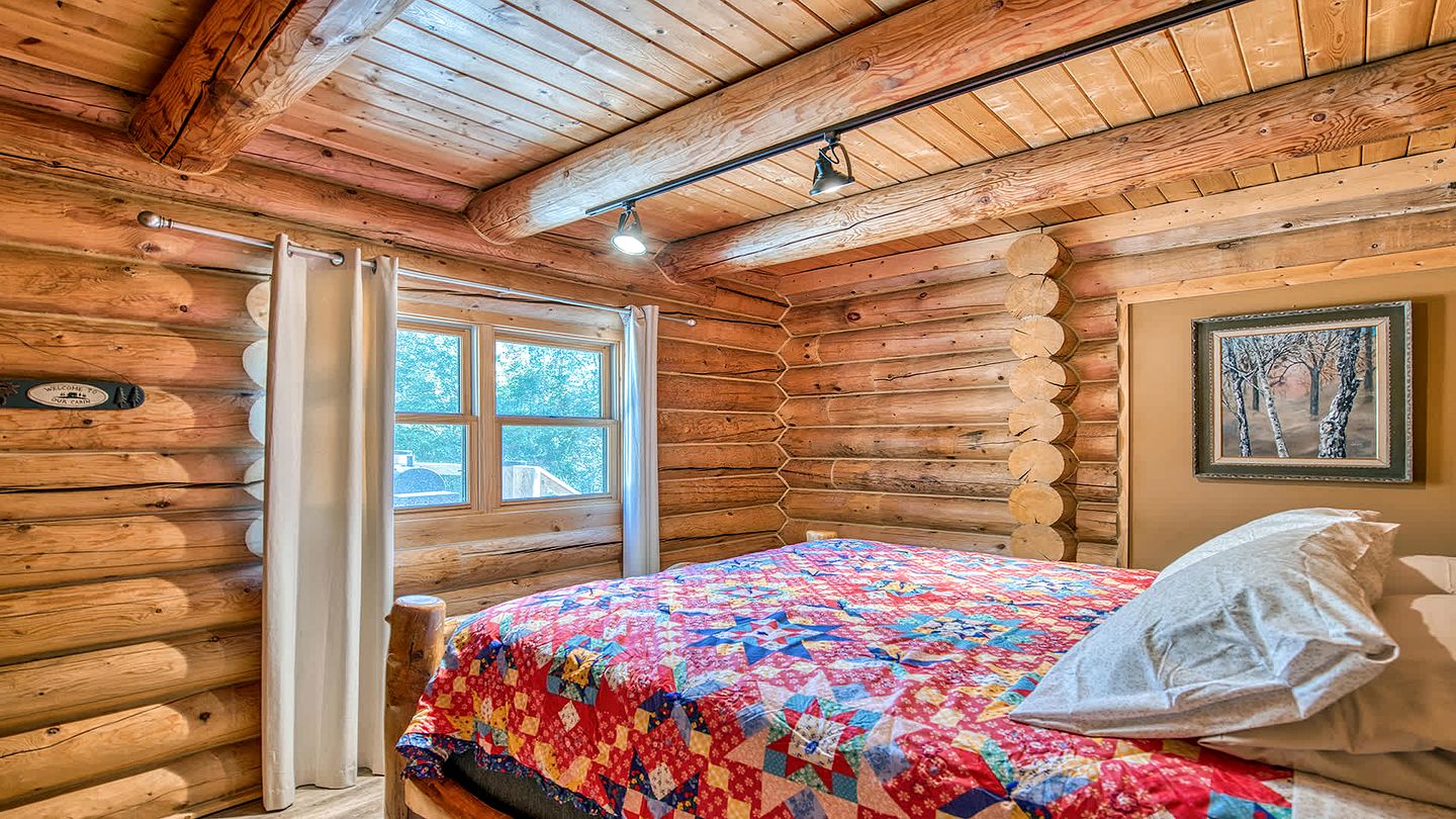 Luxury Log Cabin with Movie Room & Firepit near Sylva, North Carolina