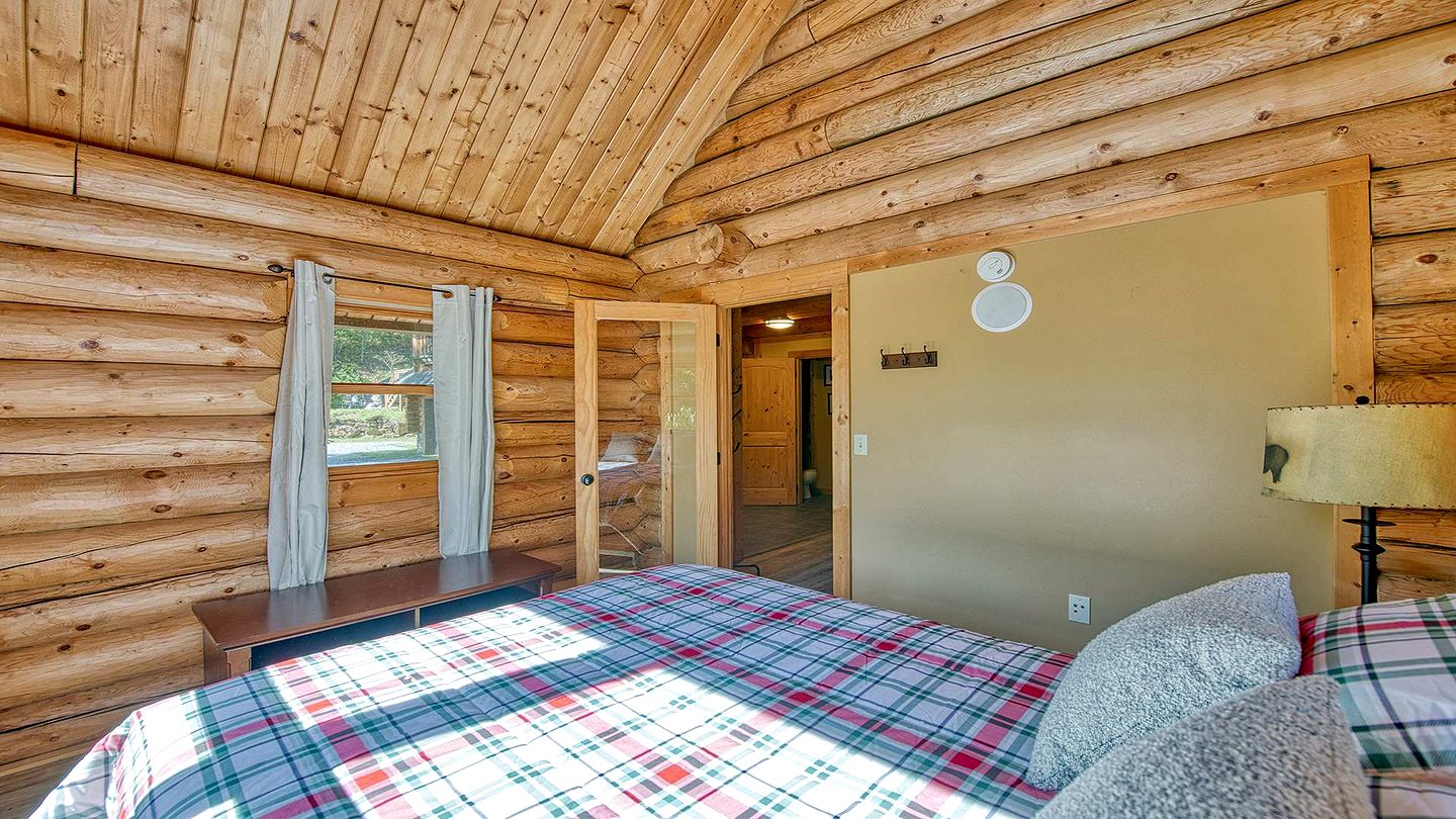 Luxury Log Cabin with Movie Room & Firepit near Sylva, North Carolina