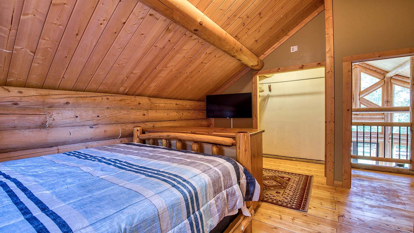 Luxury Log Cabin with Movie Room & Firepit near Sylva, North Carolina