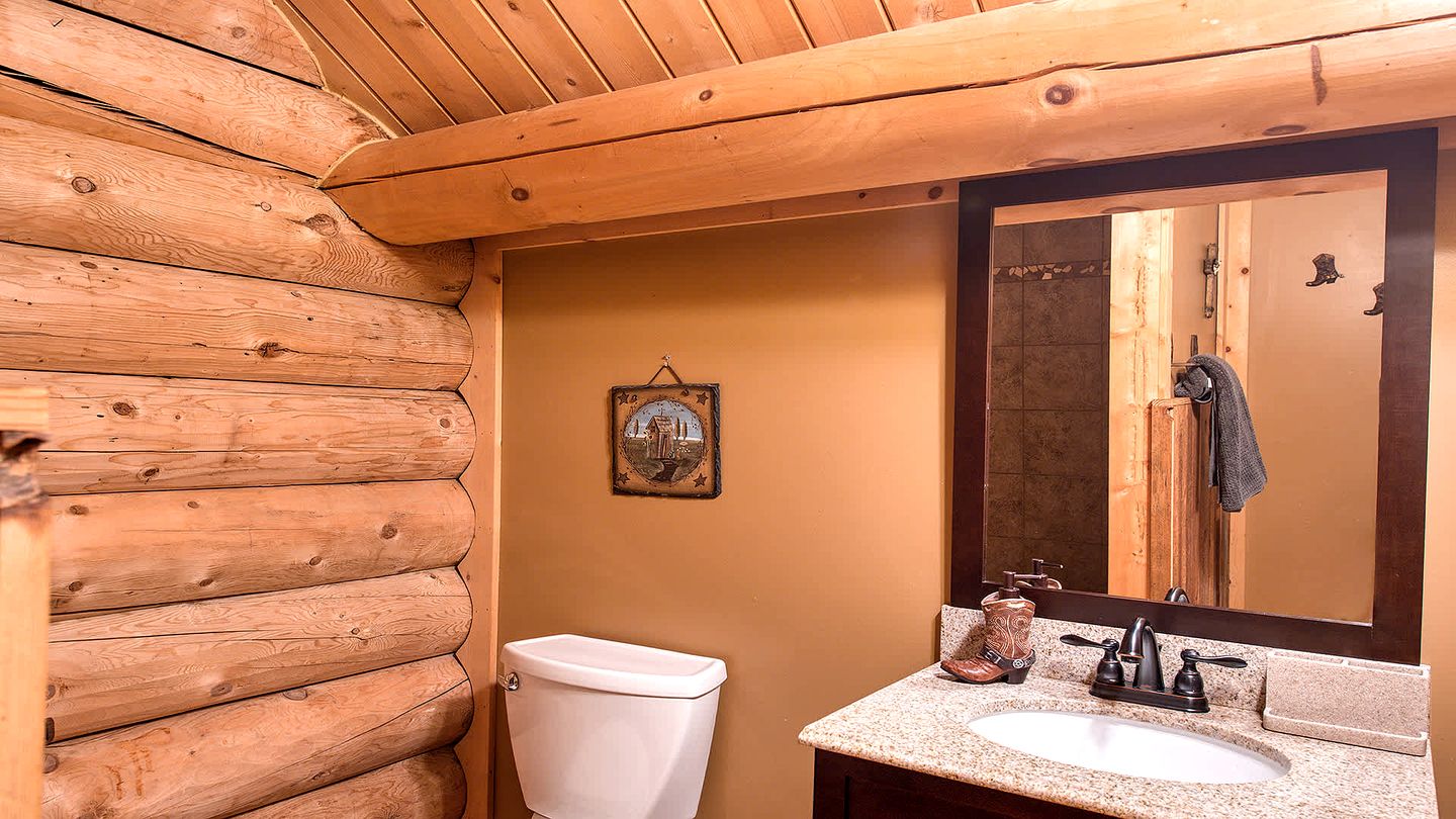 Luxury Log Cabin with Movie Room & Firepit near Sylva, North Carolina