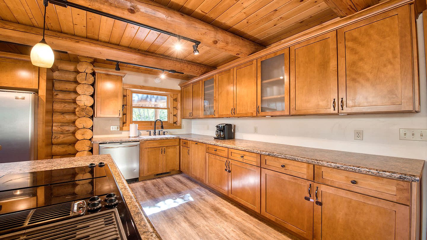 Luxury Log Cabin with Movie Room & Firepit near Sylva, North Carolina