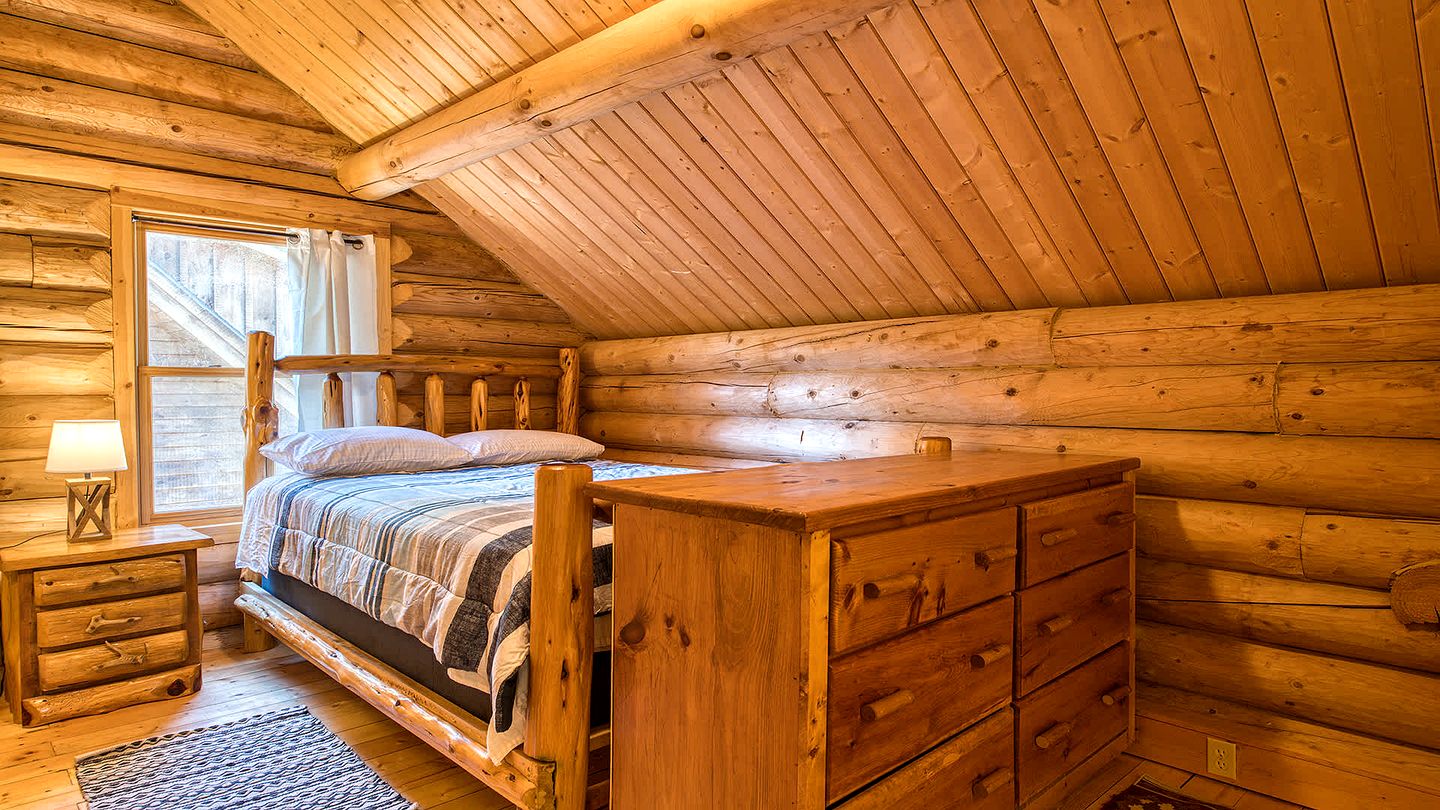 Luxury Log Cabin with Movie Room & Firepit near Sylva, North Carolina