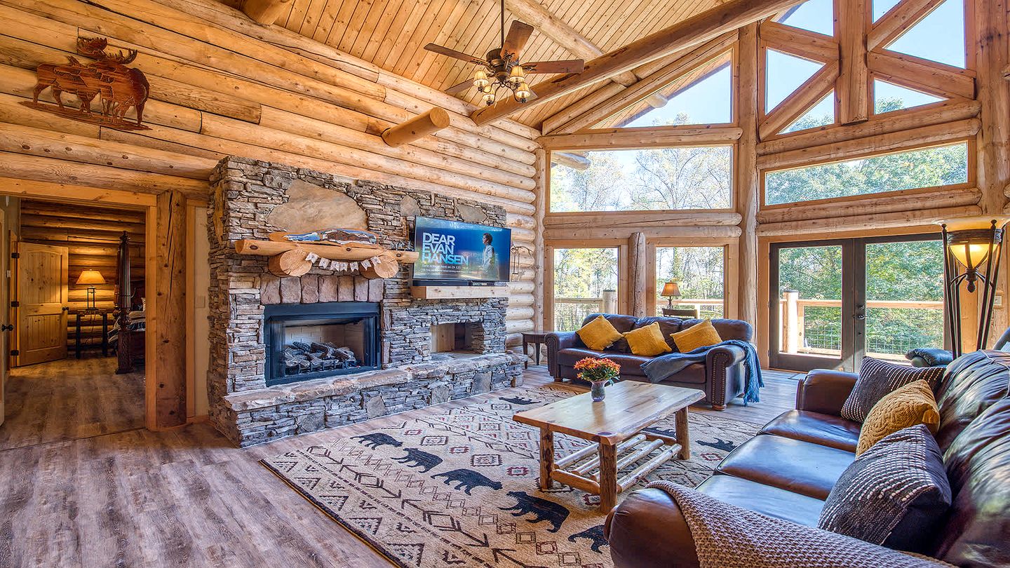 Luxury Log Cabin with Movie Room & Firepit near Sylva, North Carolina