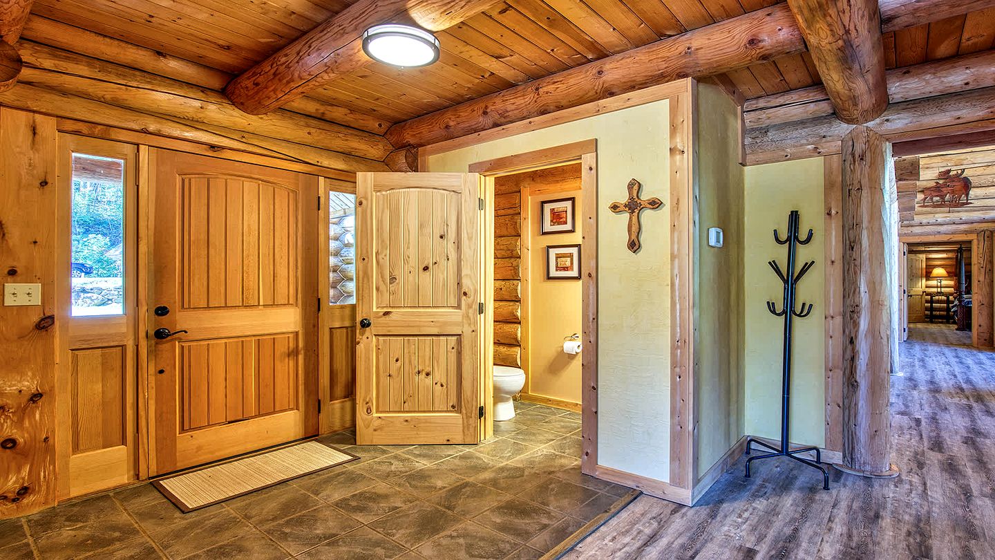 Luxury Log Cabin with Movie Room & Firepit near Sylva, North Carolina