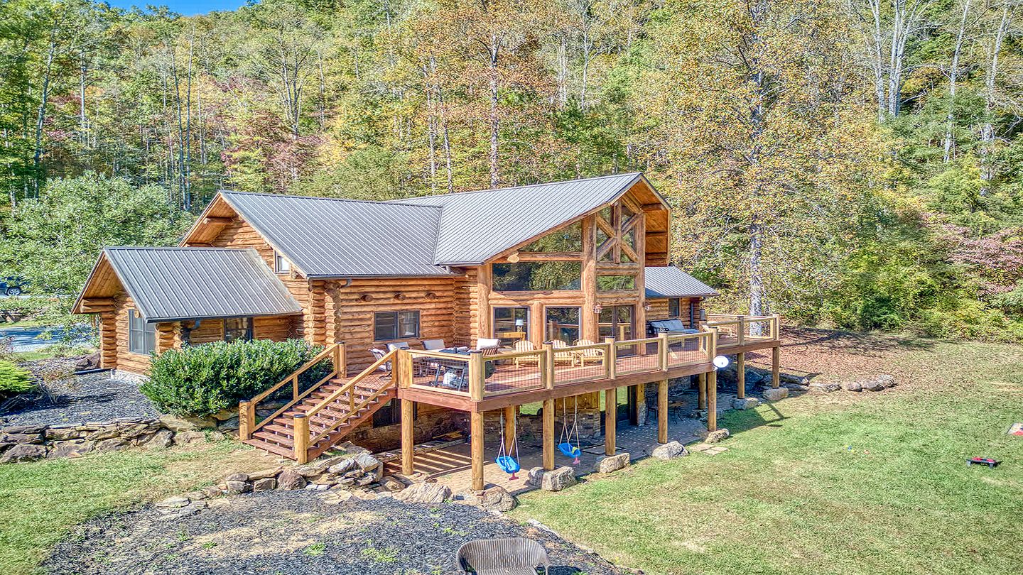 Luxury Log Cabin with Movie Room & Firepit near Sylva, North Carolina