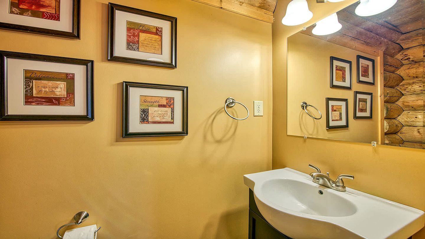 Luxury Log Cabin with Movie Room & Firepit near Sylva, North Carolina