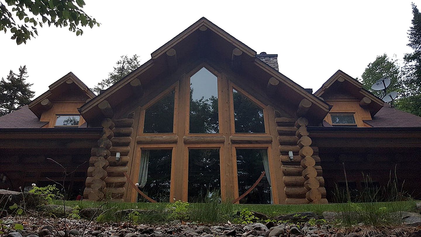 Spacious Lakefront Log Cabin Rental near Saint Sauveur in Quebec, Canada