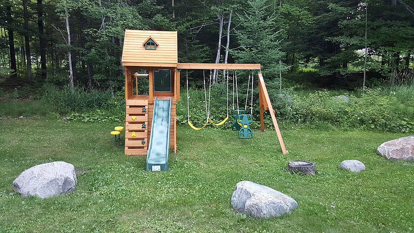 Spacious Lakefront Log Cabin Rental near Saint Sauveur in Quebec, Canada